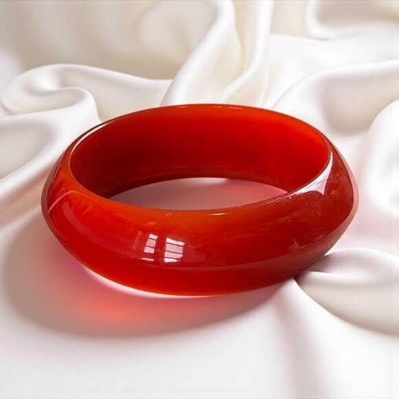 Vintage Style Red Lucite Bangle Bracelet Chunky Wide Dome Bakelite Look Retro - Picture 1 of 8